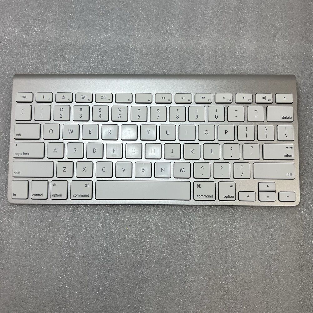Apple Magic Keyboard Model A1314 Wireless Bluetooth Genuine AA Battery Powered